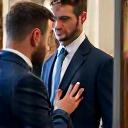 スタイリストが顧客にジャケットを合わせている様子